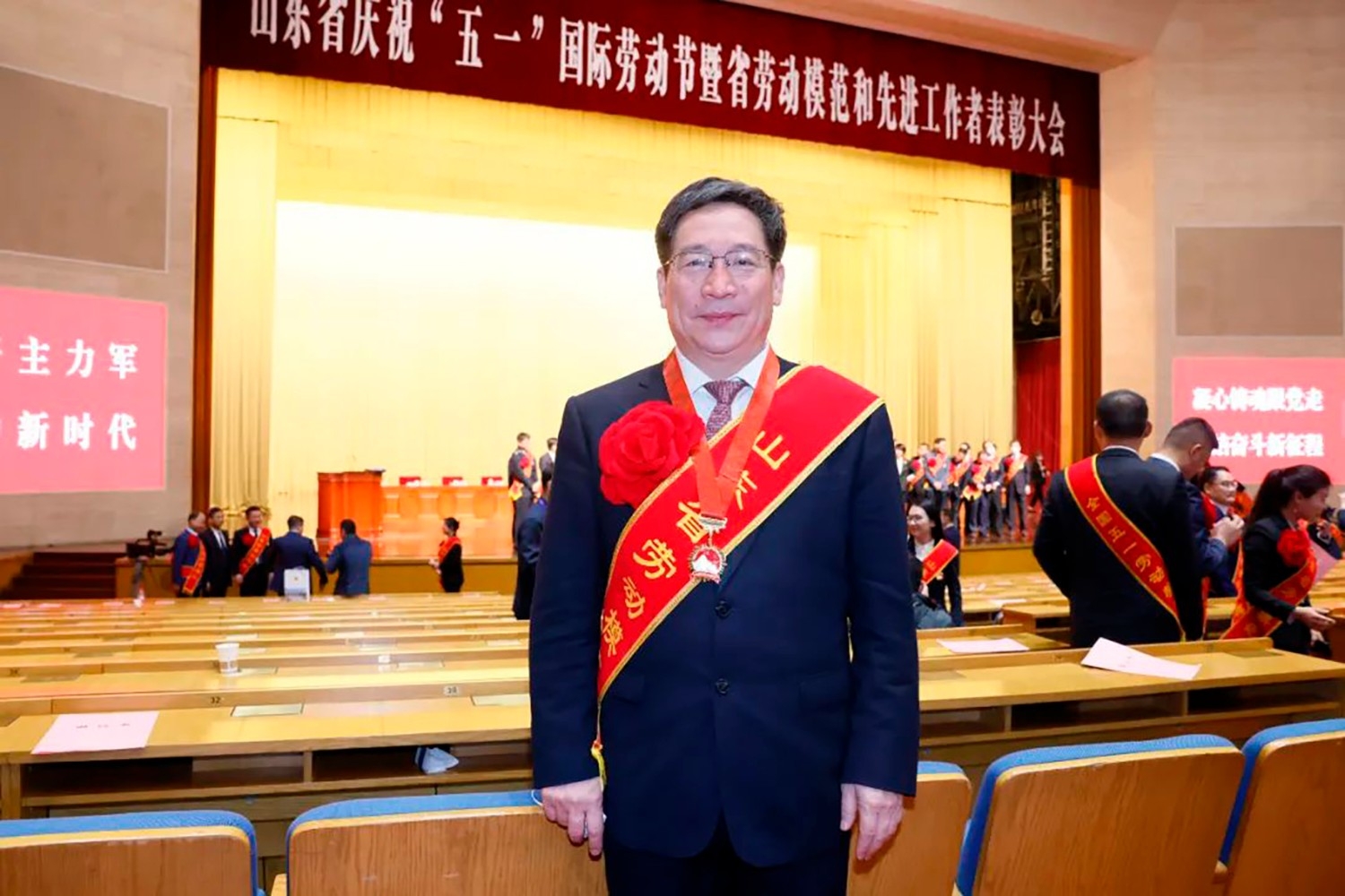 喜報(bào)！李永勝董事長(zhǎng)被授予“山東省勞動(dòng)模范”稱號(hào) 受省委、省政府表彰 (5)